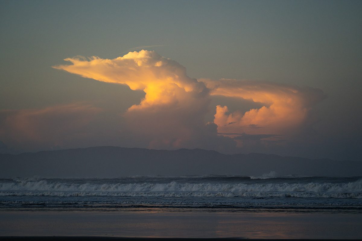 Wolkenband über dem Meer im Abendlicht